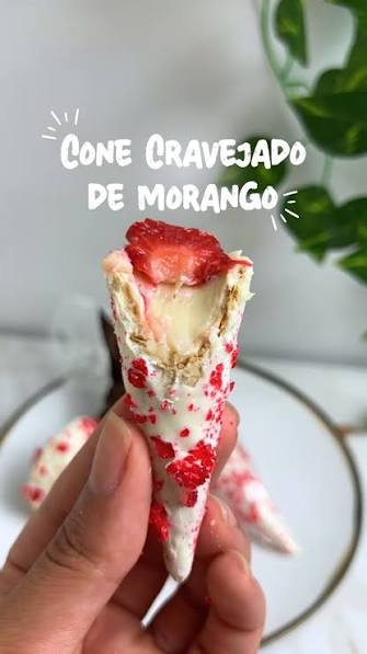 Cone Cravejado de Morango